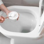 Otkrila sam jeftin način da lako očistim wc šolju: 1 kašika ovog praha uklanja i kamenac Otkrila sam jeftin način da lako očistim wc šolju: 1 kašika ovog praha uklanja i kamenac - featured image