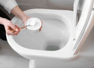 Otkrila sam jeftin način da lako očistim wc šolju: 1 kašika ovog praha uklanja i kamenac Otkrila sam jeftin način da lako očistim wc šolju: 1 kašika ovog praha uklanja i kamenac - featured image