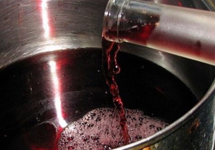 ČISTI KRV, JAČA IMUNITET, ŠTITI KRVNE SUDOVE I RAD SRCA: Čudesni napitak koji liječi 100 bolesti, možete ga napraviti i sami! - featured image ČISTI KRV, JAČA IMUNITET, ŠTITI KRVNE SUDOVE I RAD SRCA: Čudesni napitak koji liječi 100 bolesti, možete ga napraviti i sami! - featured image