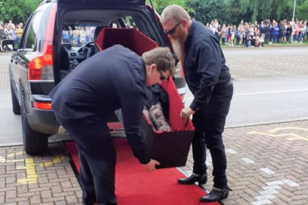 DEVOJKA NA MATURU STIGLA U KOVČEGU: Svet frapiran prizorom, izneli je BRAT i OTAC! (VIDEO) - featured image