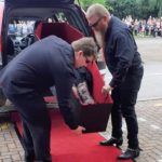 DEVOJKA NA MATURU STIGLA U KOVČEGU: Svet frapiran prizorom, izneli je BRAT i OTAC! (VIDEO) DEVOJKA NA MATURU STIGLA U KOVČEGU: Svet frapiran prizorom, izneli je BRAT i OTAC! (VIDEO) - featured image