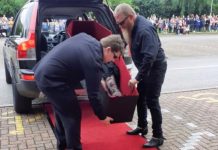 DEVOJKA NA MATURU STIGLA U KOVČEGU: Svet frapiran prizorom, izneli je BRAT i OTAC! (VIDEO) DEVOJKA NA MATURU STIGLA U KOVČEGU: Svet frapiran prizorom, izneli je BRAT i OTAC! (VIDEO) - featured image