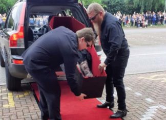 DEVOJKA NA MATURU STIGLA U KOVČEGU: Svet frapiran prizorom, izneli je BRAT i OTAC! (VIDEO) DEVOJKA NA MATURU STIGLA U KOVČEGU: Svet frapiran prizorom, izneli je BRAT i OTAC! (VIDEO) - featured image