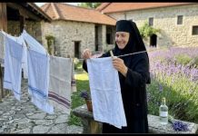 U manastiru peru veš samo na ovaj način: Miriše divno danima, a evo šta koriste umjesto omekšivača U manastiru peru veš samo na ovaj način: Miriše divno danima, a evo šta koriste umjesto omekšivača - featured image