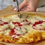BOLJE OD PIZZE! Samo izrendajte 2 krompira! Jednostavan i jeftin recept! BOLJE OD PIZZE! Samo izrendajte 2 krompira! Jednostavan i jeftin recept! - featured image
