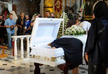 “NE LJUBITE POKOJNIKA, MOŽETE SE RAZBOLETI!” Doktor izneo šokantne tvrdnje o BAKTERIJAMA na telima mrtvih ljudi, reakcije su ga pokosile "NE LJUBITE POKOJNIKA, MOŽETE SE RAZBOLETI!" Doktor izneo šokantne tvrdnje o BAKTERIJAMA na telima mrtvih ljudi, reakcije su ga pokosile - featured image