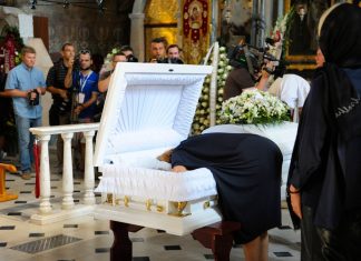 “NE LJUBITE POKOJNIKA, MOŽETE SE RAZBOLETI!” Doktor izneo šokantne tvrdnje o BAKTERIJAMA na telima mrtvih ljudi, reakcije su ga pokosile "NE LJUBITE POKOJNIKA, MOŽETE SE RAZBOLETI!" Doktor izneo šokantne tvrdnje o BAKTERIJAMA na telima mrtvih ljudi, reakcije su ga pokosile - featured image