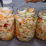 ZOVU JE I IMUNOBOMBA: Šarena salata je jedina zimnica koja vam treba, puca od vitamina i minerala ZOVU JE I IMUNOBOMBA: Šarena salata je jedina zimnica koja vam treba, puca od vitamina i minerala - featured image